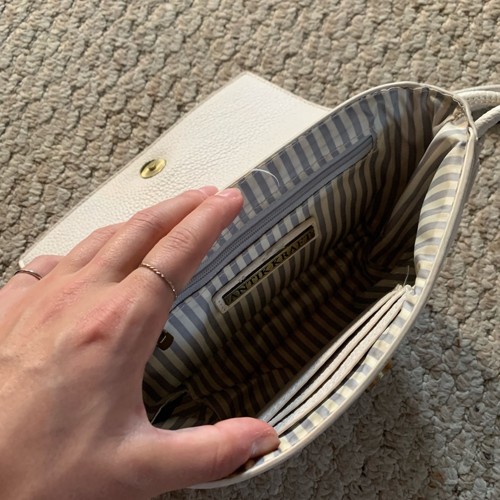 SUPER CUTE WHITE PURSE - Picture 3 of 5